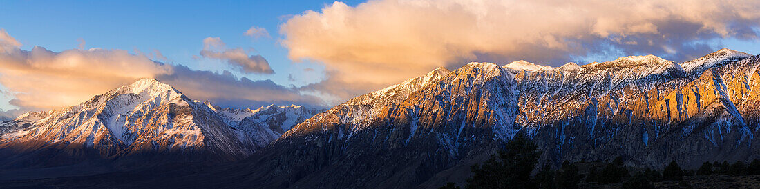 Winterlicher Sonnenaufgang über dem Mount Tom und dem Kamm der Sierra, Inyo National Forest, Kalifornien, USA