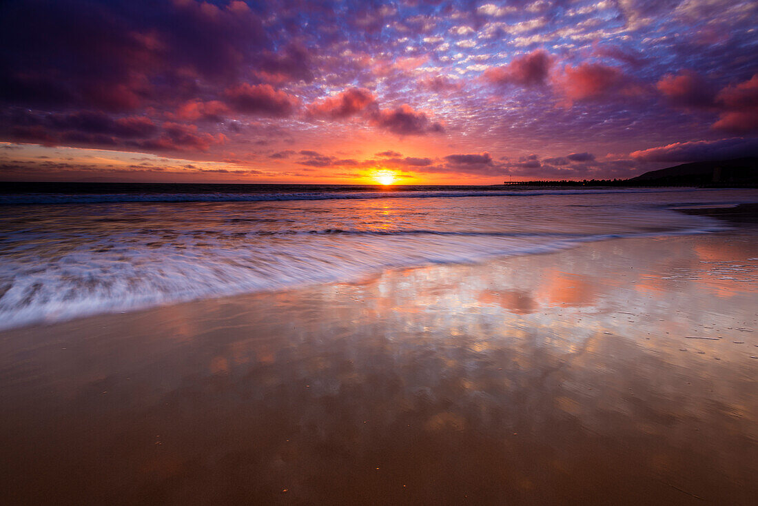 Sonnenuntergang über den Channel Islands vom Ventura State Beach, Ventura, Kalifornien, USA