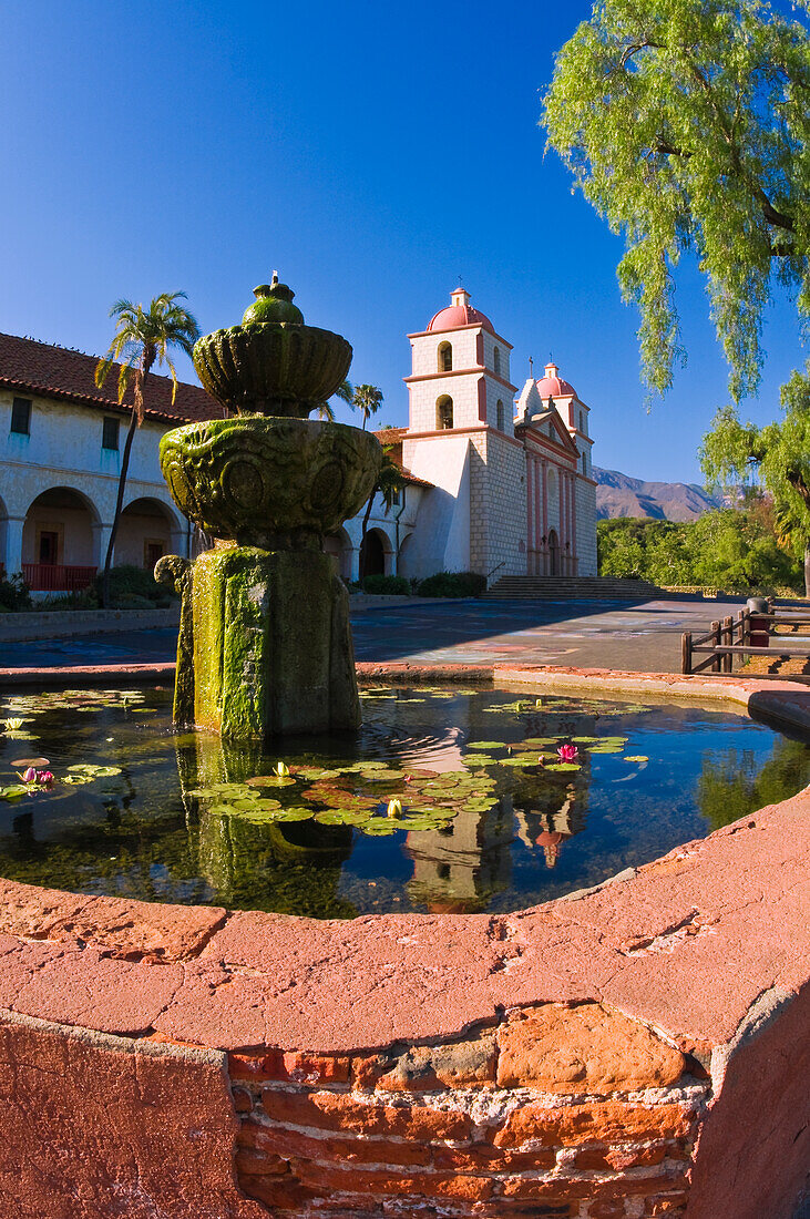 Spanischer Brunnen in der Santa Barbara Mission (Königin der Missionen), Santa Barbara, Kalifornien, USA