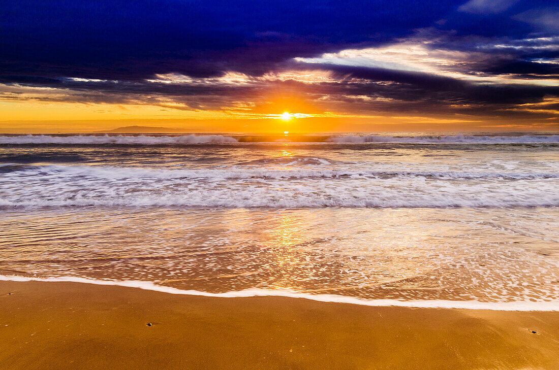 Sonnenuntergang über den Kanalinseln vom San Buenaventura State Beach, Ventura, Kalifornien, USA