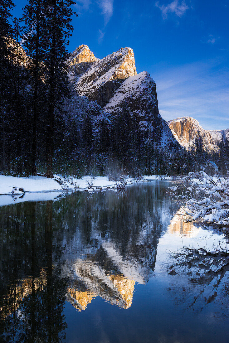 Die Drei Brüder oberhalb des Merced River im Winter, Yosemite-Nationalpark, Kalifornien, USA