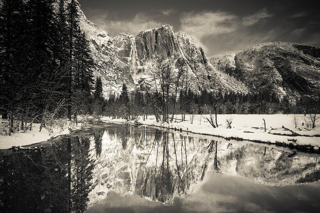 Yosemite Falls oberhalb des Merced River im Winter, Yosemite National Park, Kalifornien, USA