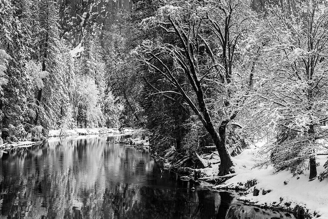 Merced River und Cathedral Rock im Winter, Yosemite-Nationalpark, Kalifornien, USA