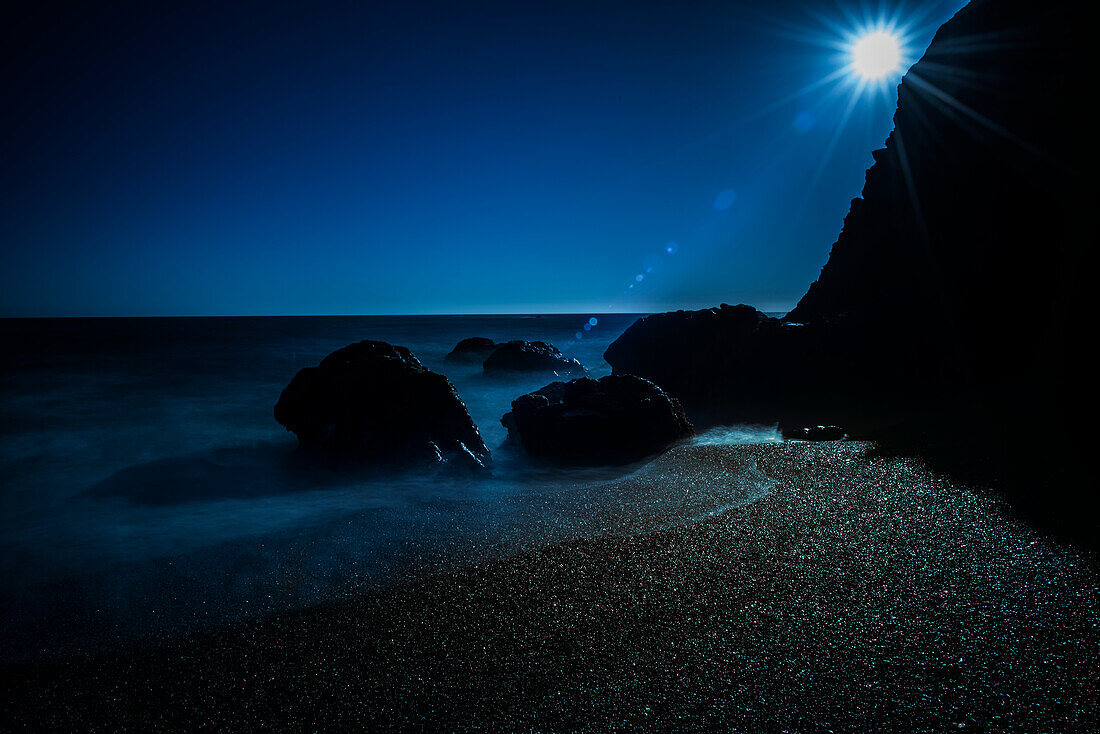 Langzeitbelichtung der Sonne auf Strand und Felsen an der nordkalifornischen Küste (Großformat verfügbar)