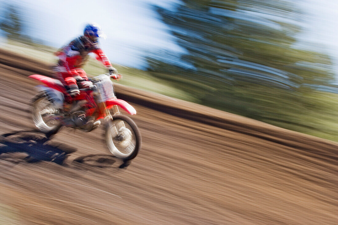 USA, Kalifornien, Mammoth Lakes. Unschärfe eines Motocross-Rennfahrers