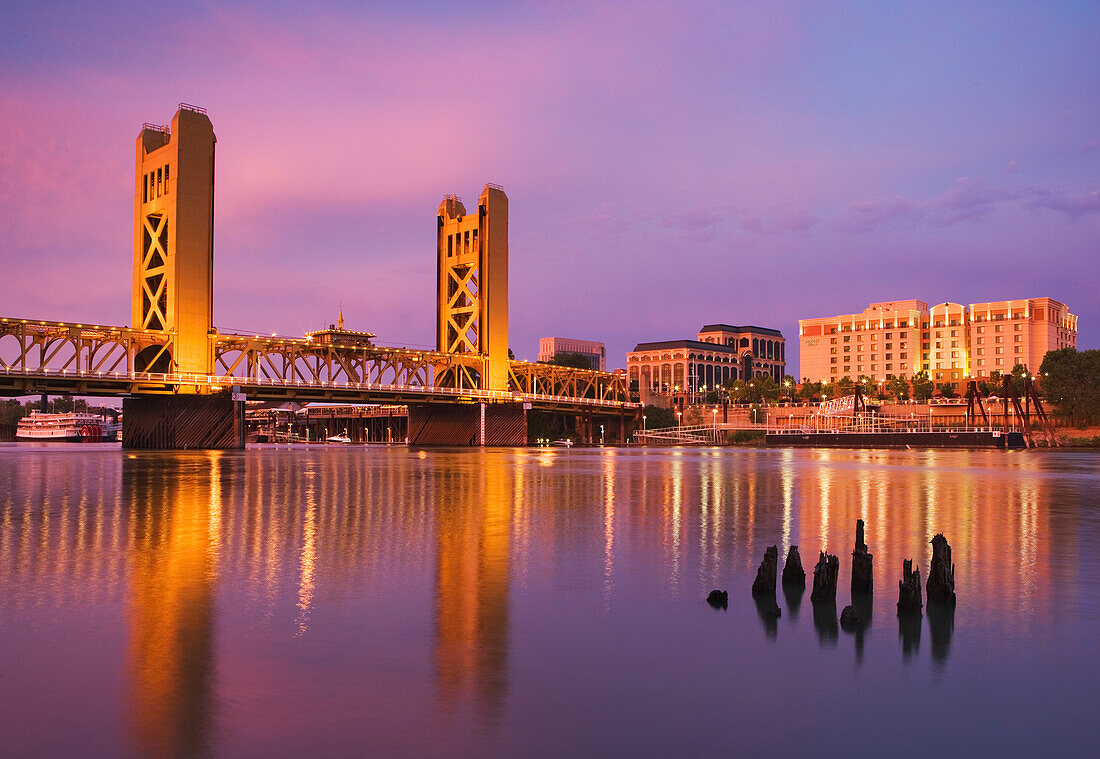 USA, Kalifornien, Sacramento. Sacramento River und Tower Bridge bei Sonnenuntergang