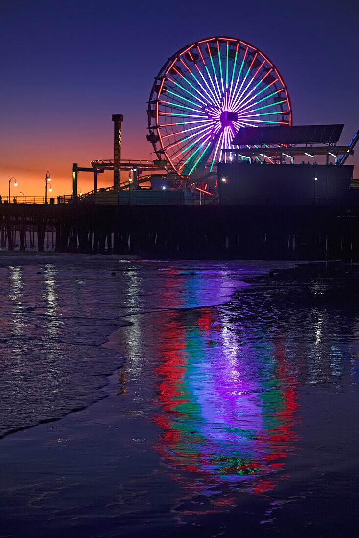 USA, California, Santa Monica. Ferris wheel and Santa Monica Pier at sunset