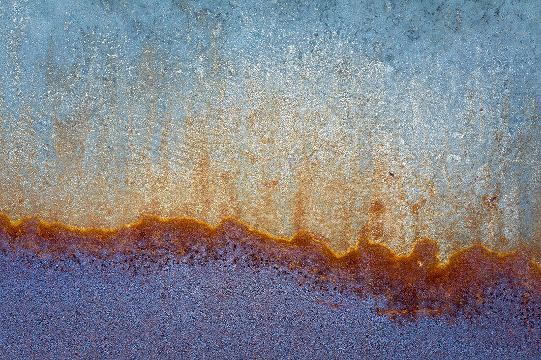 USA, Kalifornien, Carrizo Plain National Monument. Abstrakte Muster auf alten Landmaschinen