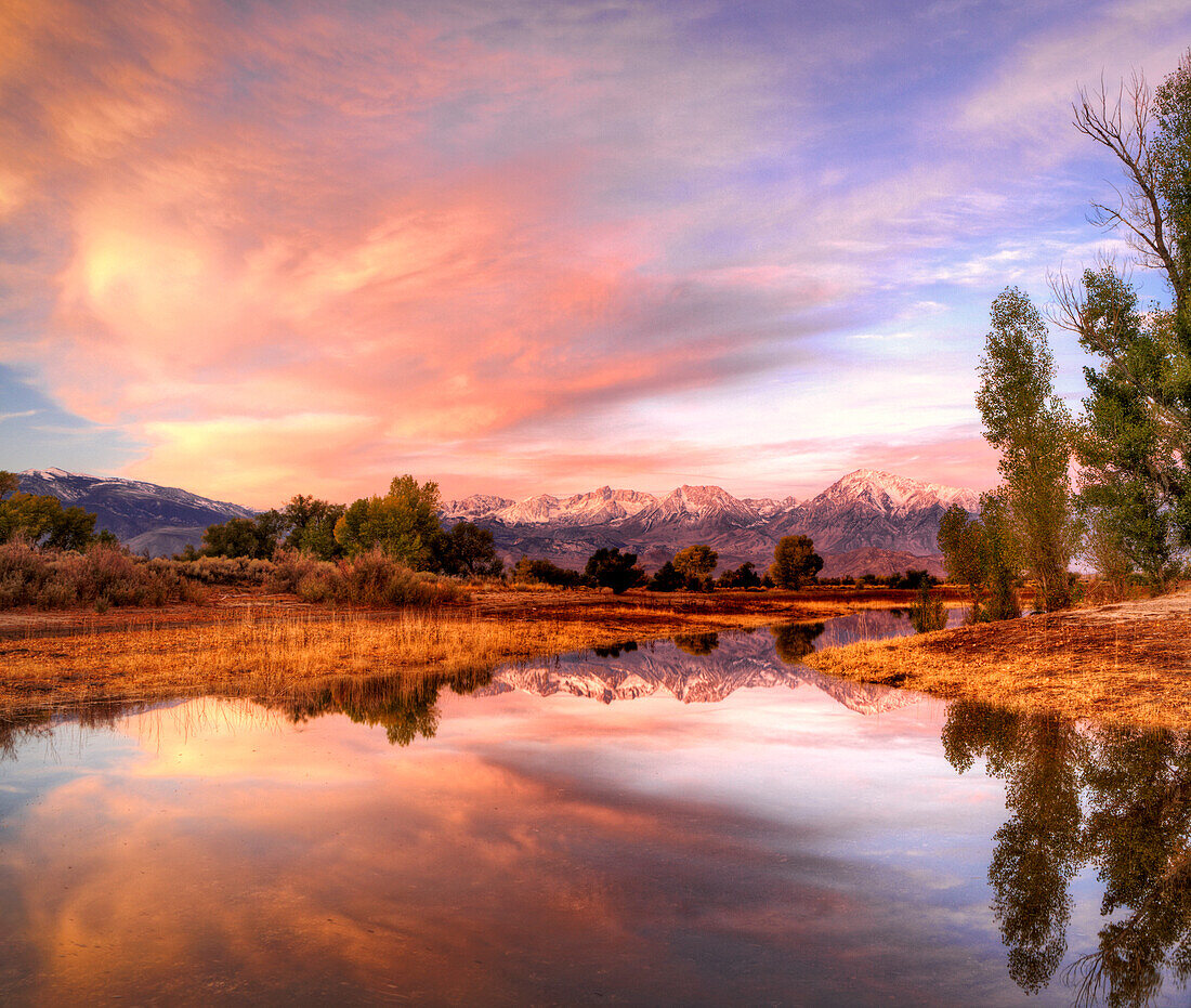 USA, Kalifornien, Bishop. Sierra Nevada Range spiegelt sich im Teich