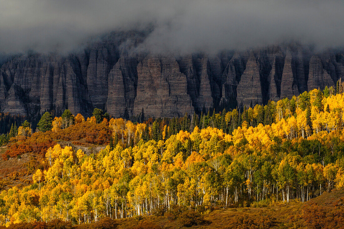 Cimarron-Gebirge bei Sonnenuntergang im Herbst, San Juan Mountains, östliches Ouray County, Colorado