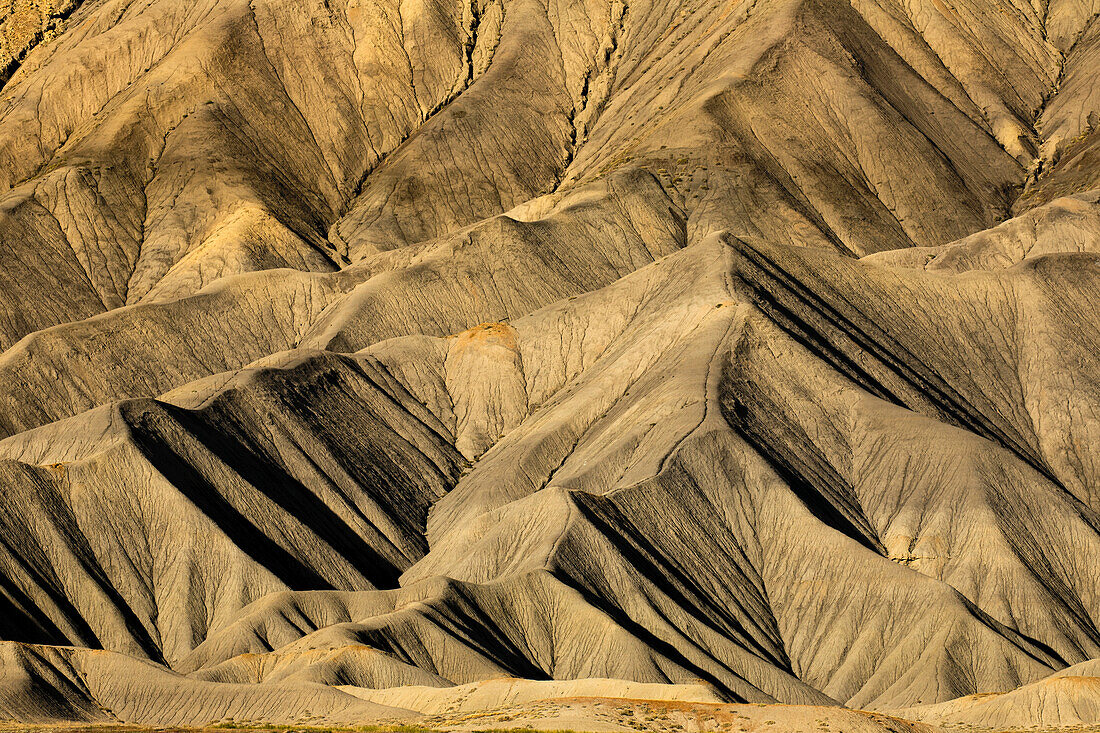 Schroffe Book Cliffs bei Sonnenuntergang auf der Nordseite des Grand Valley, Grand Junction, Colorado