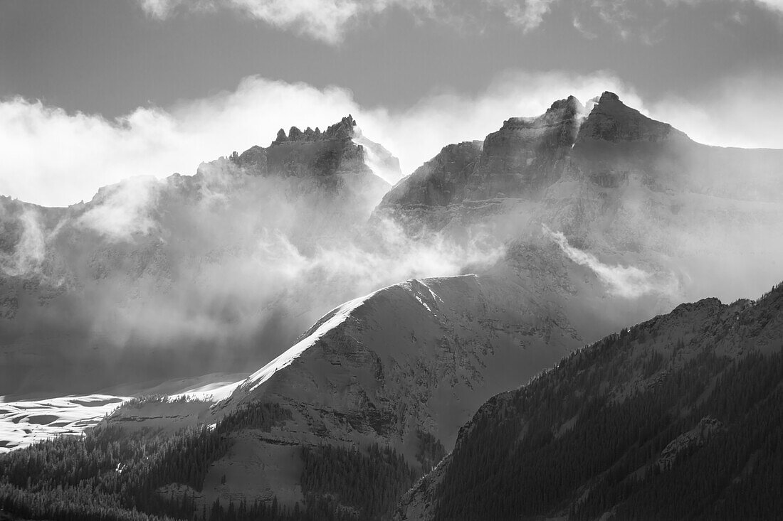 USA, Colorado, San Juan Mountains. Schwarzweißbild einer winterlichen Berglandschaft