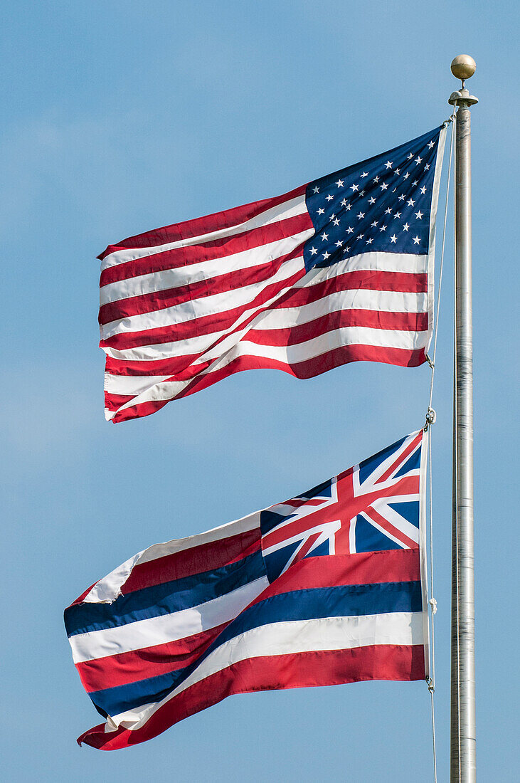Amerikanische und hawaiianische Staatsflagge, Oahu, Hawaii.