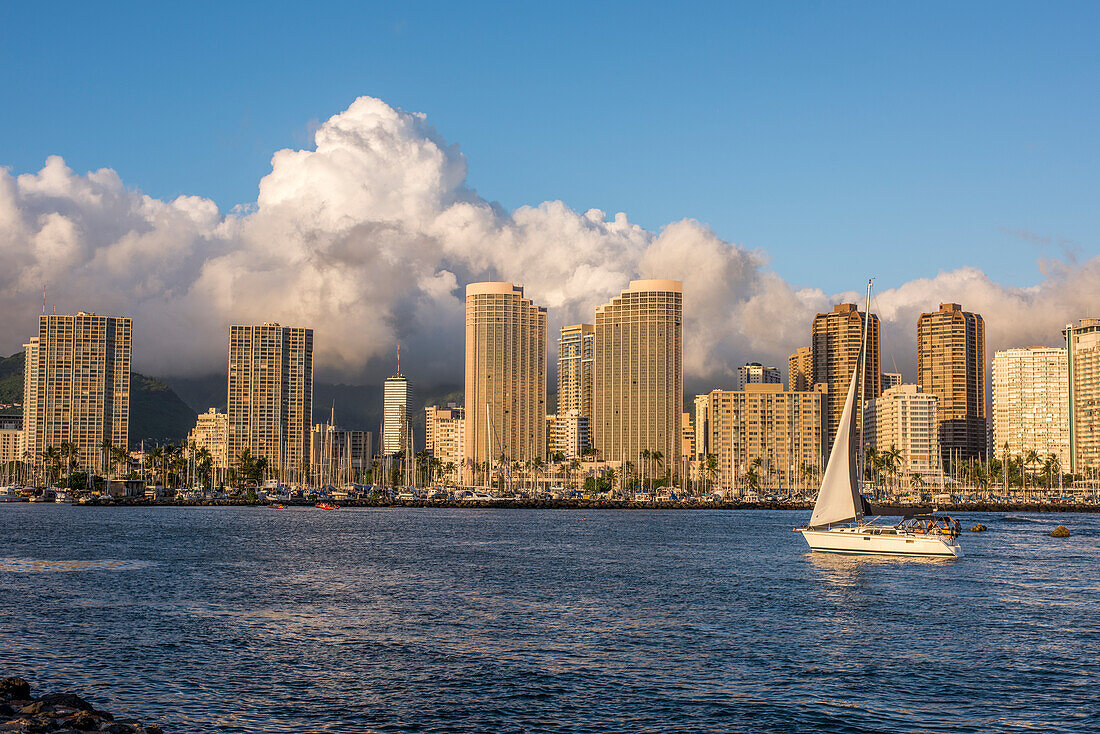 USA, Hawaii, Oahu, Honolulu city skyline.