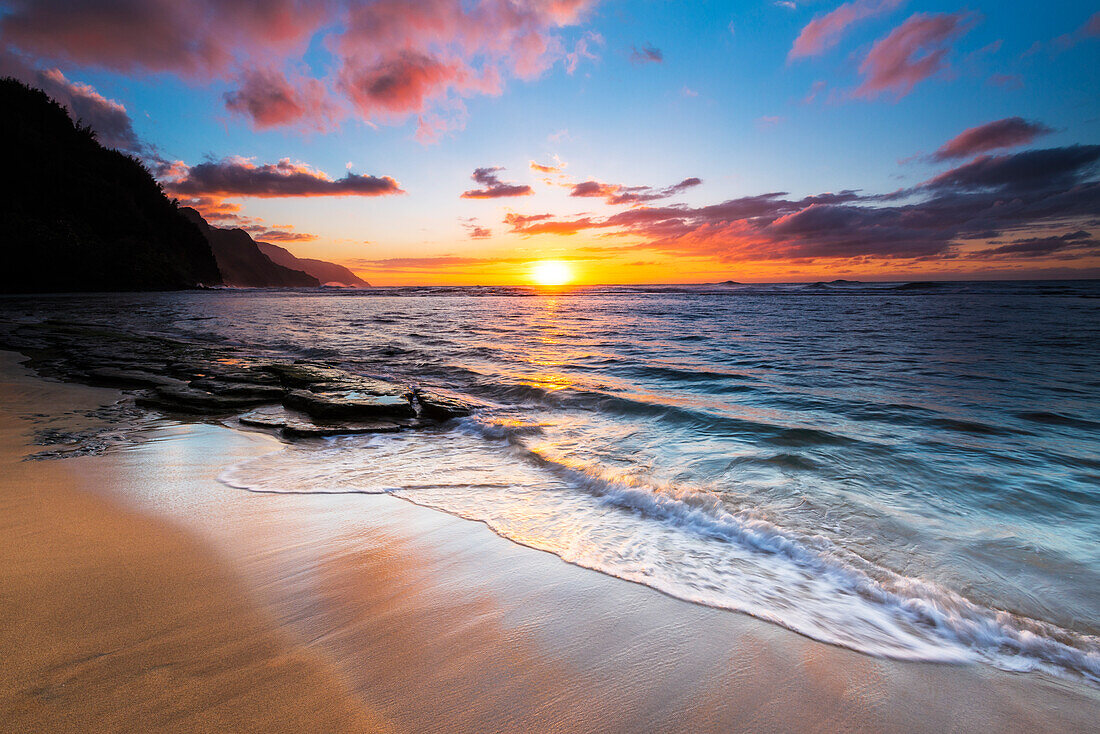 Sonnenuntergang über der Na Pali Coast vom Ke'e Beach aus, Haena State Park, Kauai, Hawaii, USA
