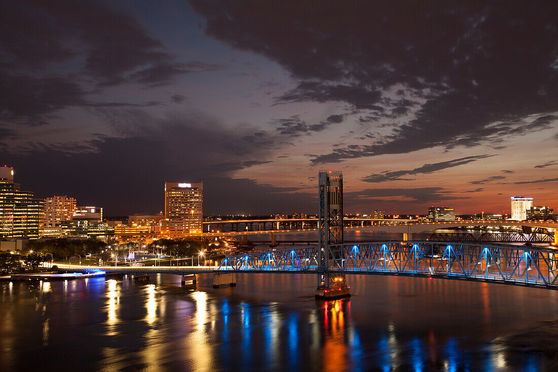 USA, Florida, Jacksonville. Main Street Bridge also known as the Blue Bridge across the St. Johns River.