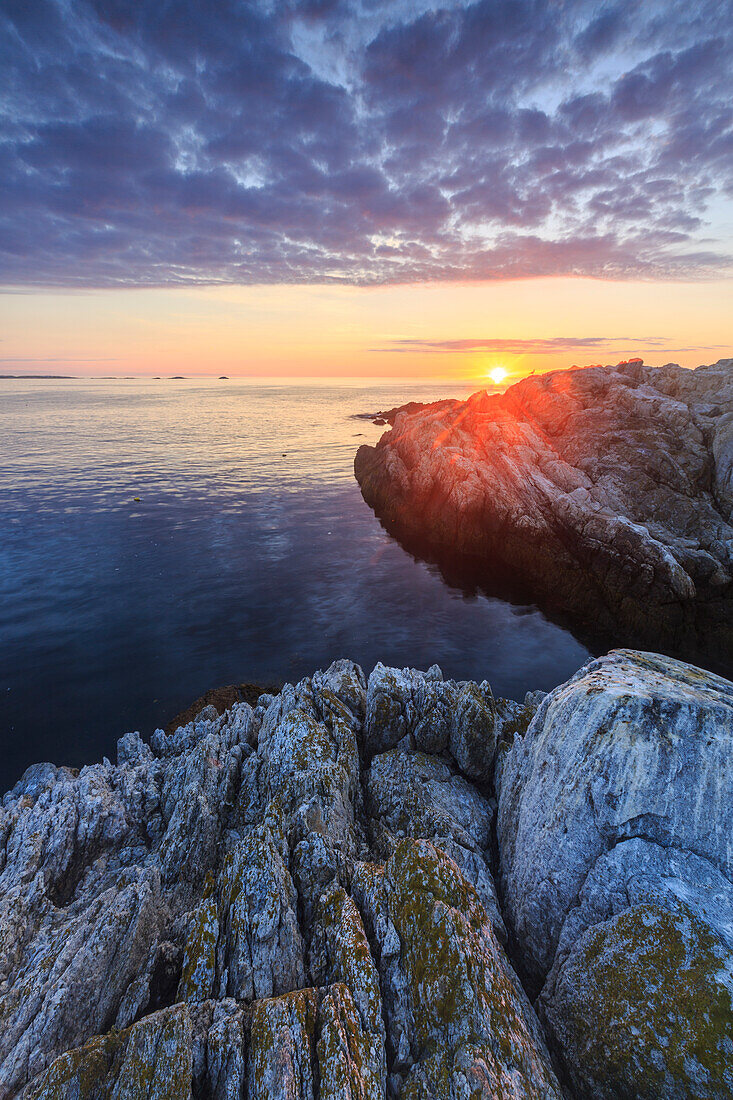 Sonnenaufgang auf Appledore Island auf den Isles of Shoals vor der Küste von Portsmouth, New Hampshire.