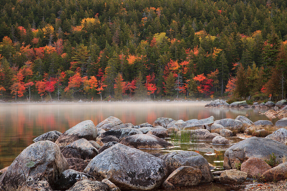 USA, Maine, Acadia National Park, Herbstreflexionen mit Nebel am Jordon Teich.