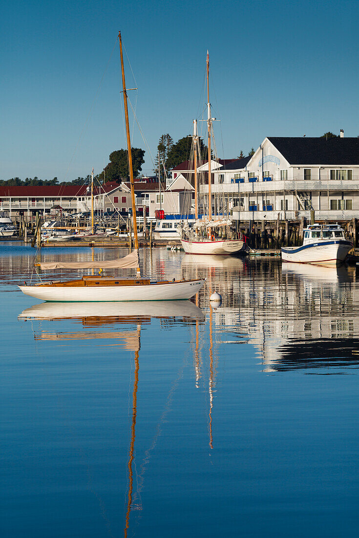 USA, Maine, Boothbay Harbor, Blick auf den Hafen
