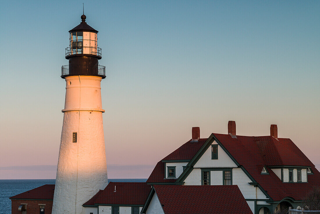 USA, Maine, Portland, Cape Elizabeth, Portland Head Light, Leuchtturm in der Abenddämmerung