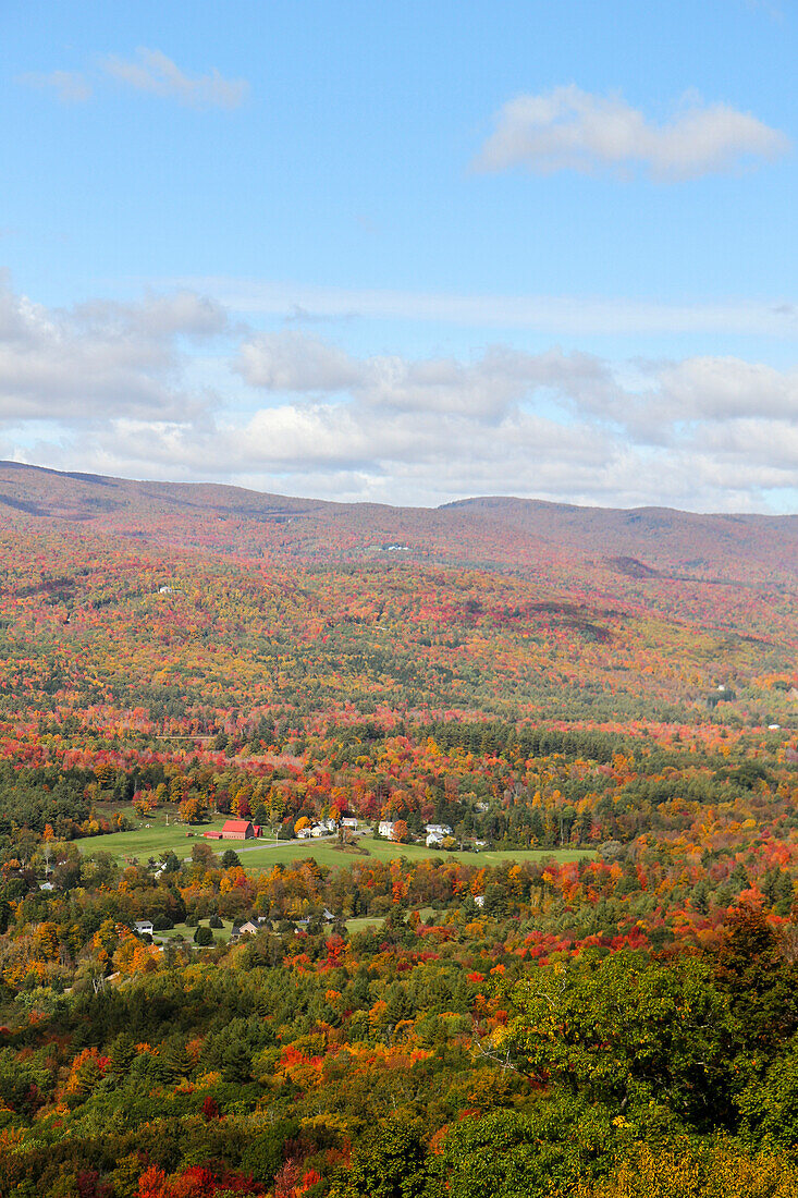 Blick über die Herbstlandschaft von der Route 2 in Western Massachusetts, USA