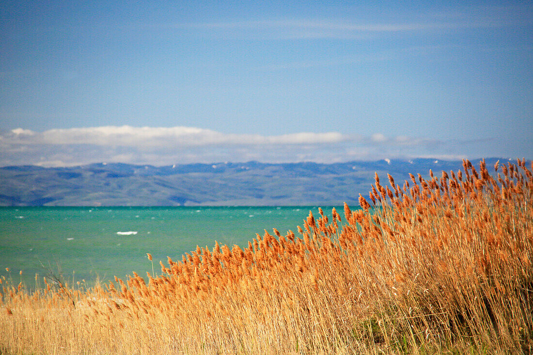 USA, Idaho, Bear Lake. Blick auf den Bear Lake mit türkisfarbenem Wasser.