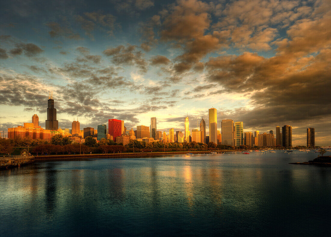 Skyline von Chicago über dem Michigansee bei Sonnenaufgang am Beginn eines neuen Tages