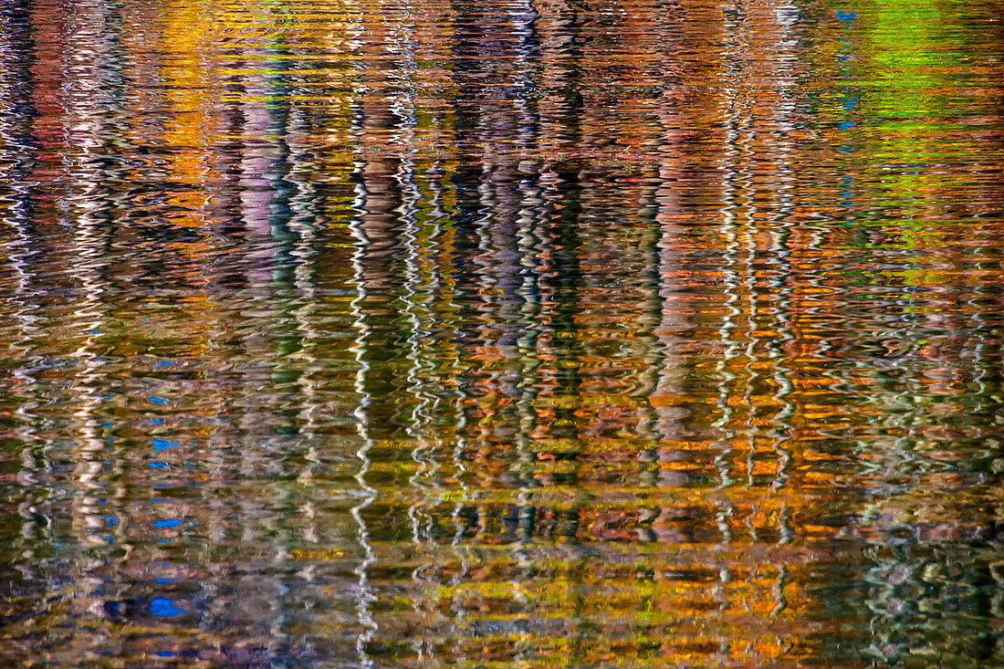 Bunte abstrakte Spiegelung im Seewasser