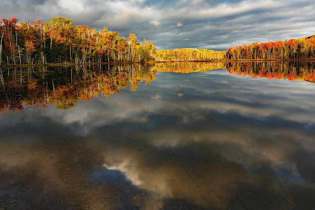Red Jack Lake und Sonnenaufgangsreflexion, Alger County, Obere Halbinsel von Michigan.
