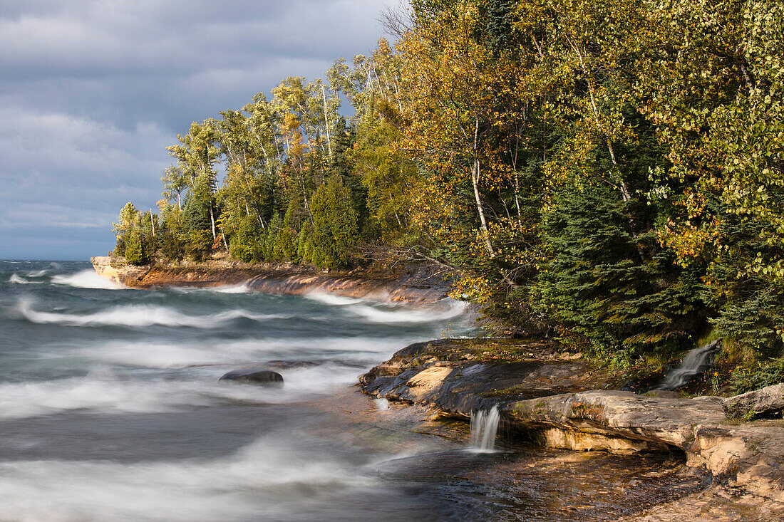 Wellen im Lake Superior, Pictured Rocks National Lakeshore, Michigan, Obere Halbinsel