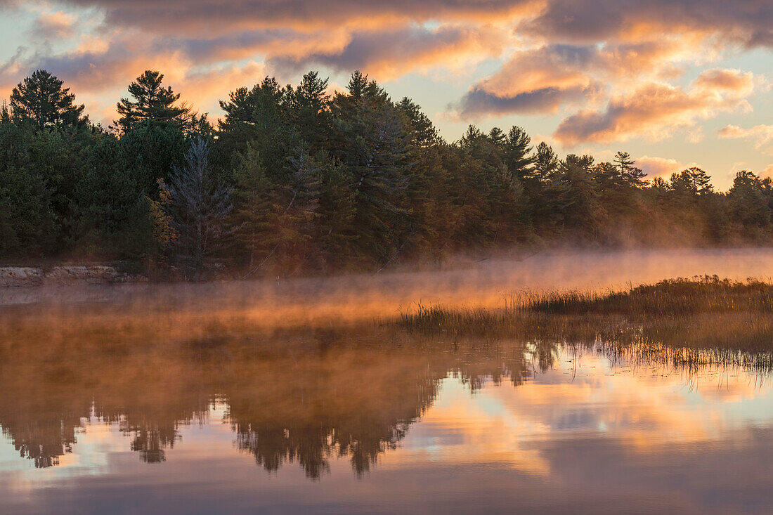 Tahquamenon River bei Sonnenaufgang, in der Nähe von Paradise, Michigan, Obere Halbinsel.