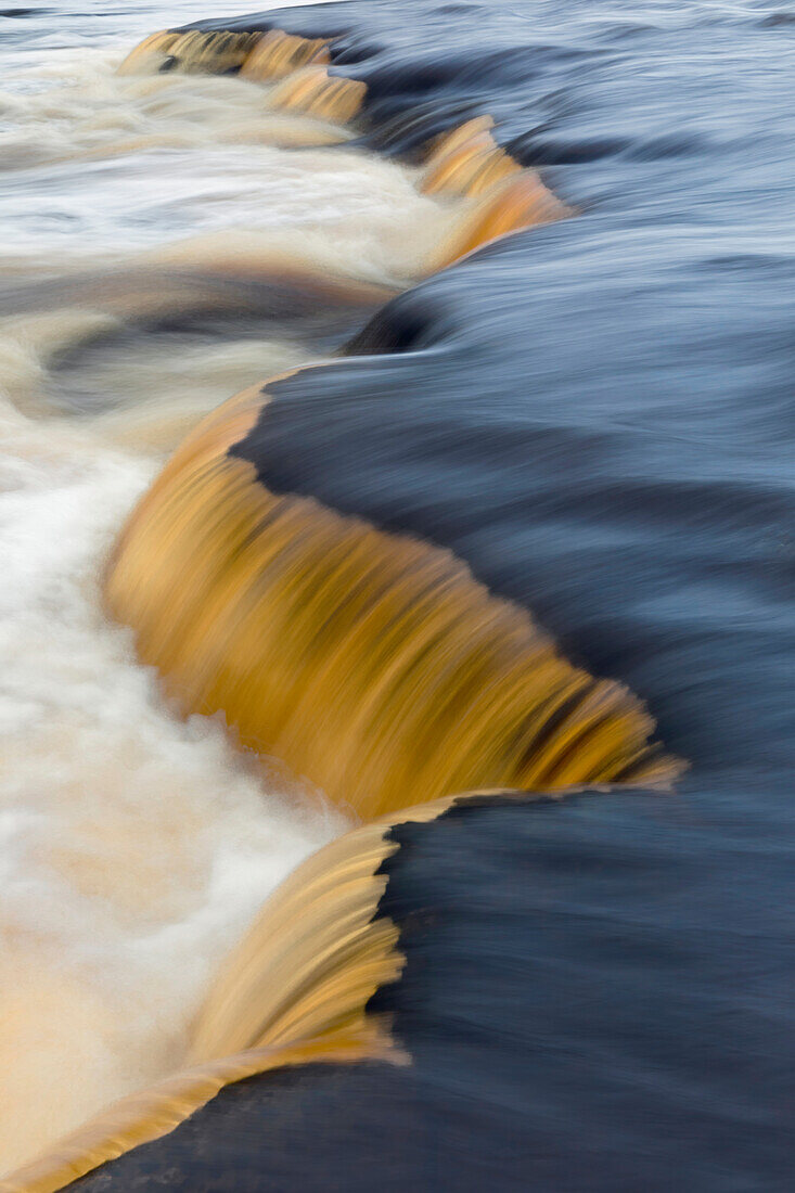 Kaskade oberhalb der Tahquamenon Falls, Tahquamenon Falls State Park, Obere Halbinsel, Michigan