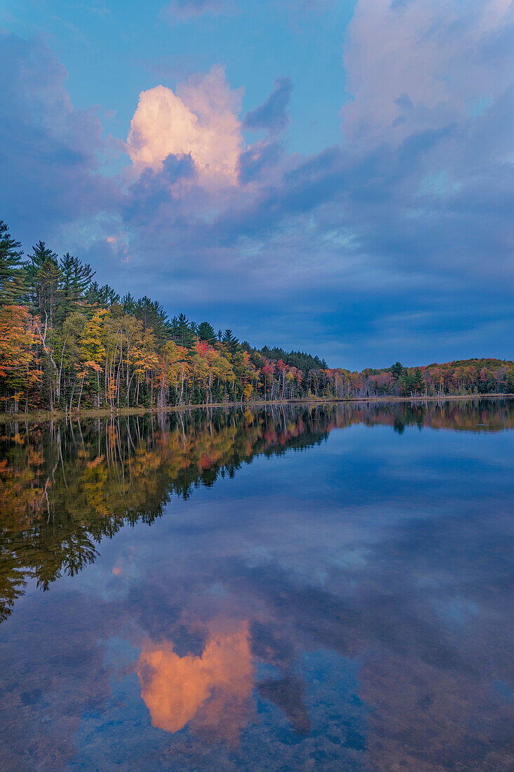 Sonnenaufgangsreflexion auf dem Council Lake, Obere Halbinsel von Michigan, Hiawatha National Forest.