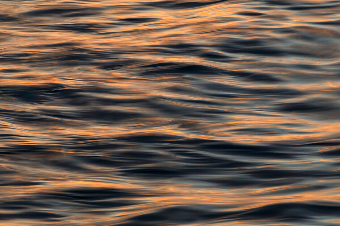 Spiegelung des Sonnenuntergangs auf dem Wasser, Lake Michigan, Holland, Michigan