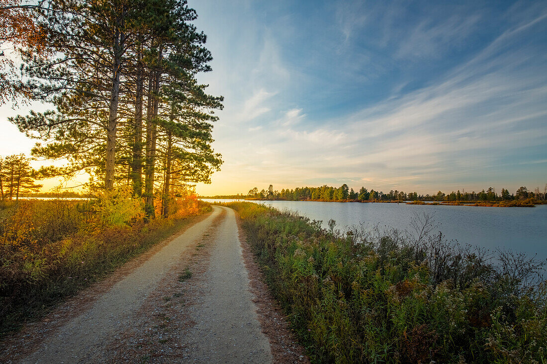 Herbstsonnenuntergang, Seney National Wildlife Refuge, in der Nähe von Paradise, Michigan