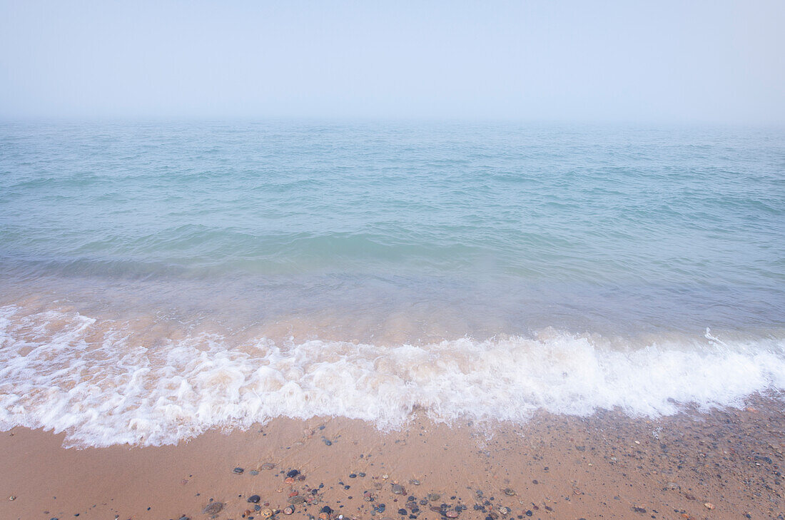 Nebel über dem Lake Superior am Whitefish Point. Obere Halbinsel, Michigan