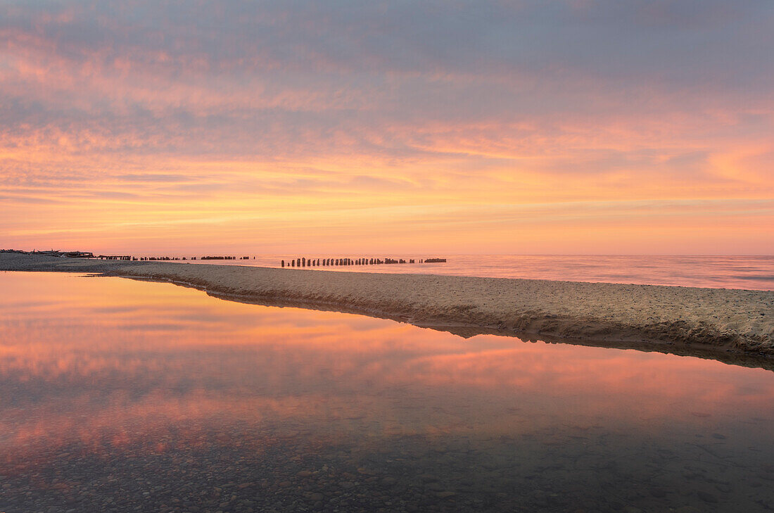 Sonnenuntergang über dem Lake Superior vom Strand von Whitefish Point aus gesehen, Obere Halbinsel, Michigan