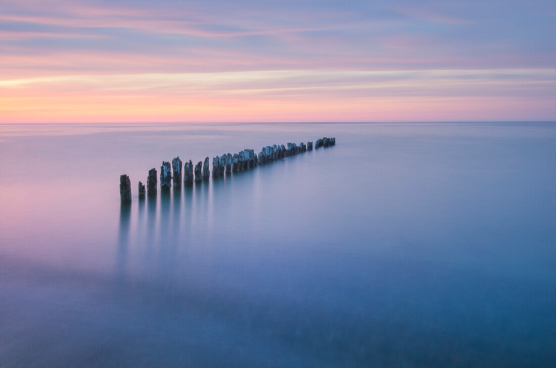 Dämmerung über dem Lake Superior vom Strand von Whitefish Point aus gesehen, Obere Halbinsel, Michigan