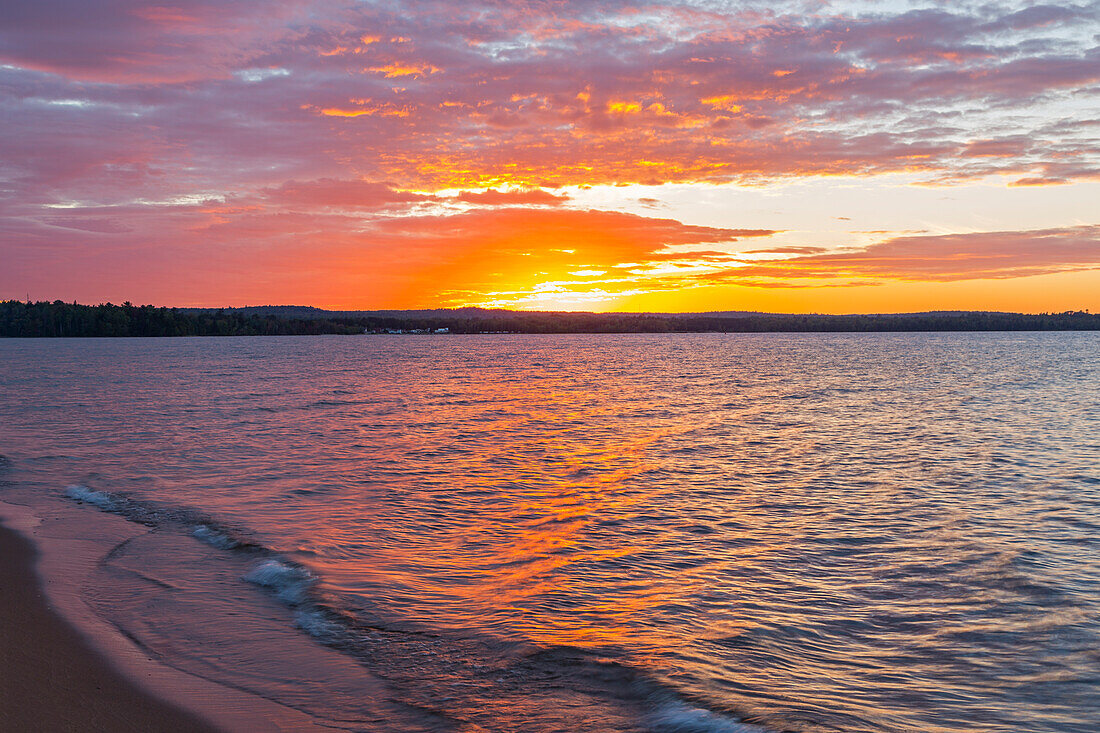 Michigan, Munising. Lake Superior at sunset