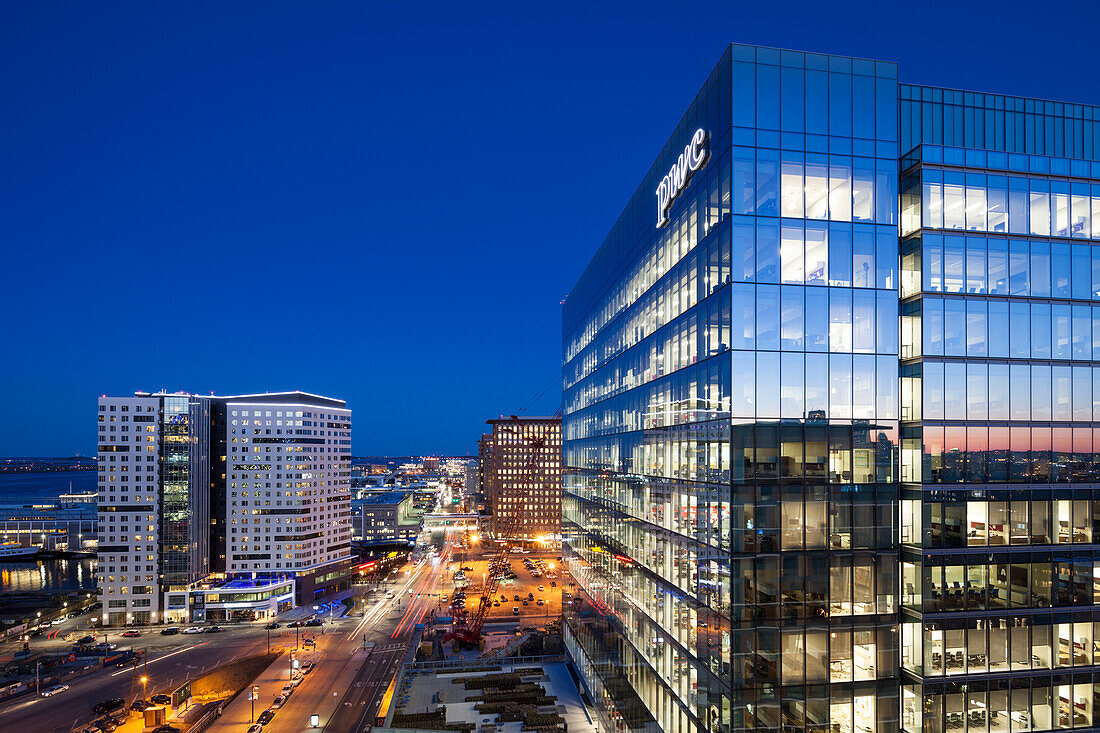 USA, Massachusetts, Boston des neuen Seaport District in der Abenddämmerung