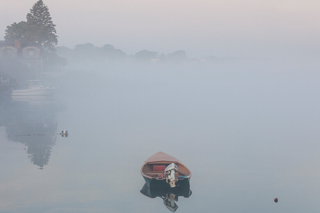 USA, Massachusetts, Cape Ann, Boote im Annisquam Harbor im Nebel