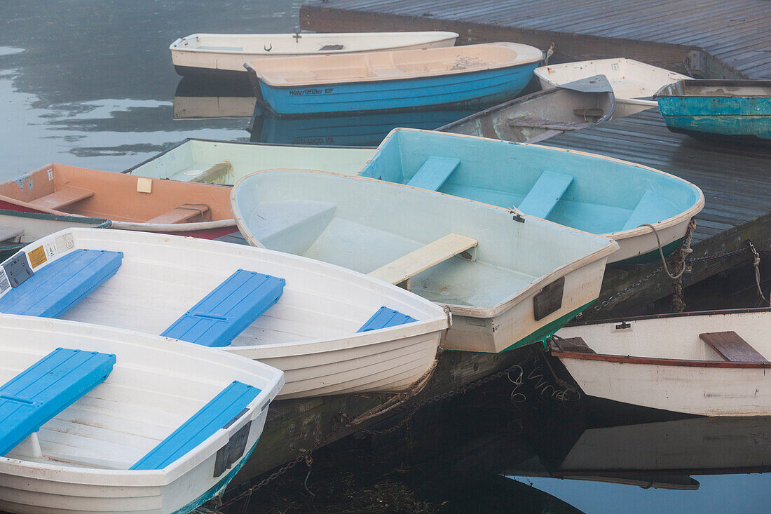 USA, Massachusetts, Cape Ann, Boote in Annisquam Harbor bei Nebel