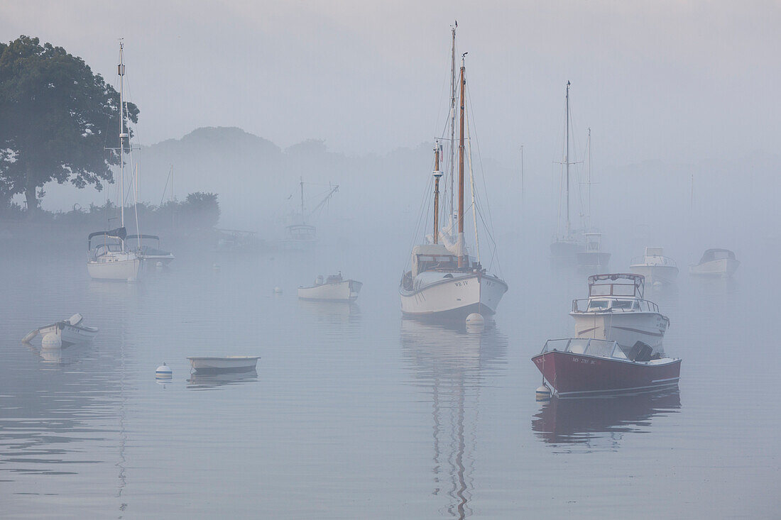 USA, Massachusetts, Cape Ann, Boote in Annisquam Harbor bei Nebel