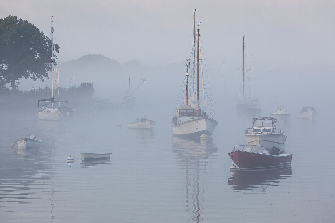 USA, Massachusetts, Cape Ann, boats in Annisquam Harbor in fog