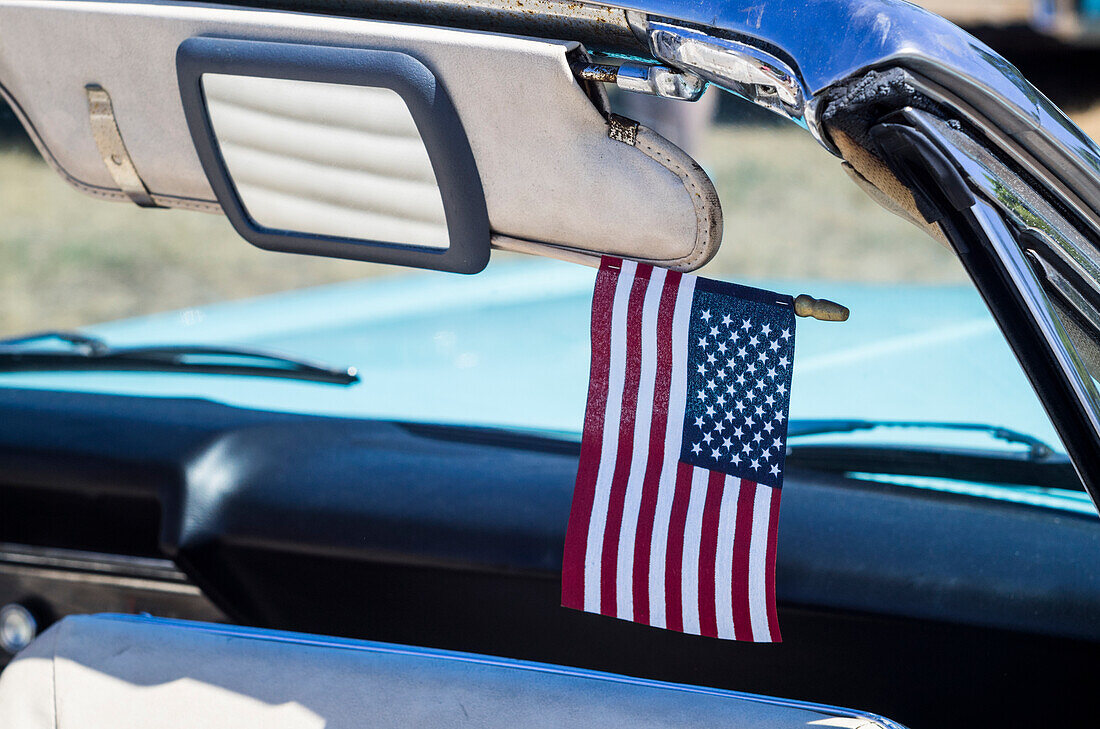 USA, Massachusetts, Cape Ann, Gloucester, Oldtimer, Autoinnenraum aus den 1960er Jahren mit US-Flagge