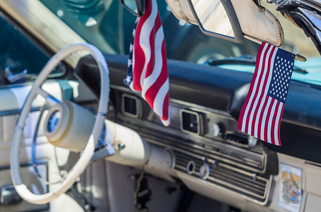 USA, Massachusetts, Cape Ann, Gloucester, Oldtimer, Autoinnenausstattung der 1960er Jahre mit US-Flagge