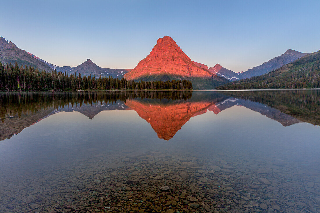 Ruhige Spiegelung im Two Medicine Lake im Glacier National Park, Montana, USA (Großformate verfügbar)