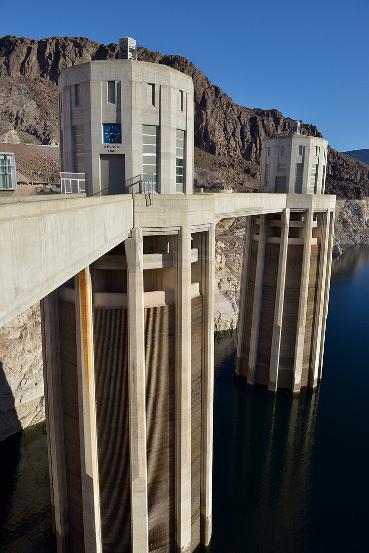 USA, Nevada, Einlauftürme auf der Nevada-Seite des Hoover-Damms.