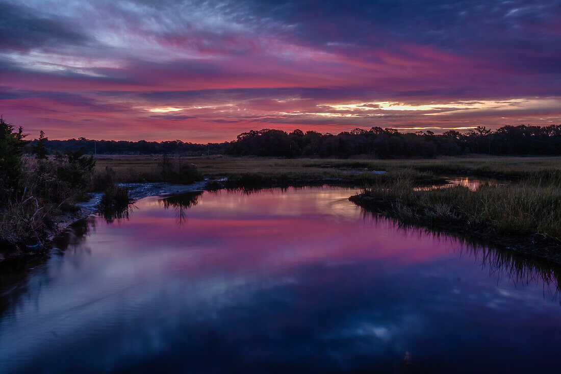 USA, New Jersey, Cape May Nationaler Meeresstrand. Sonnenaufgang am Bach