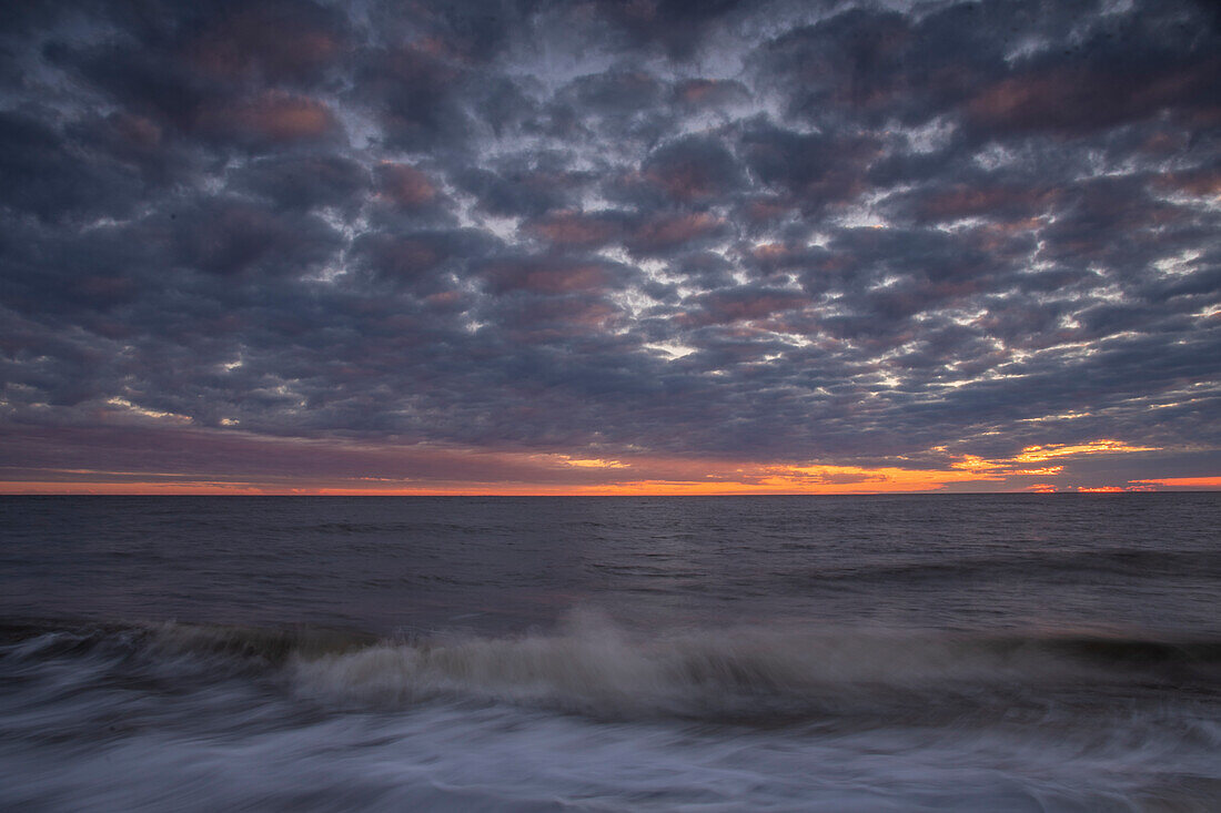 USA, New Jersey, Cape May National Seashore. Sonnenuntergang am Meeresufer